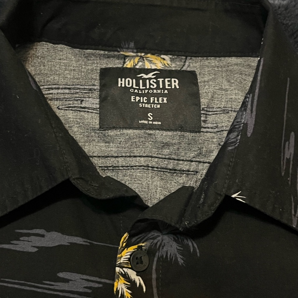 Hollister Men's Black Tropical Shirt - Picture 6 of 6